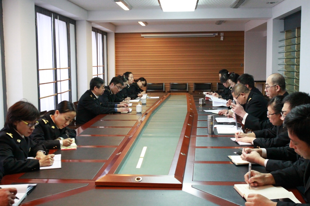 10月10日,满洲里海关副关长王蔚冰参加驻车站办事处"三严三实"专项